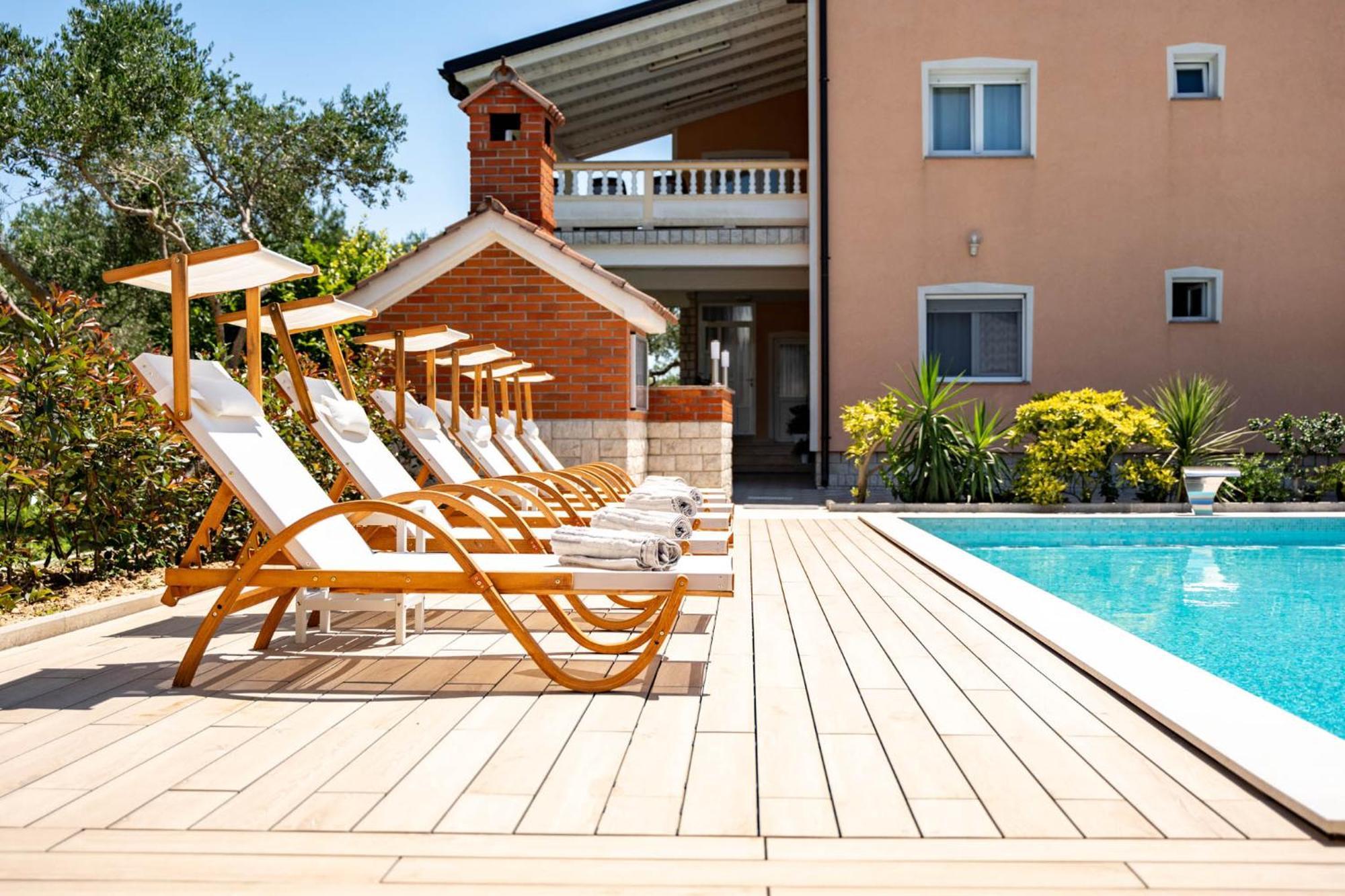 Foric Apartments With Outdoor Heated Pool Rab Town Exterior foto