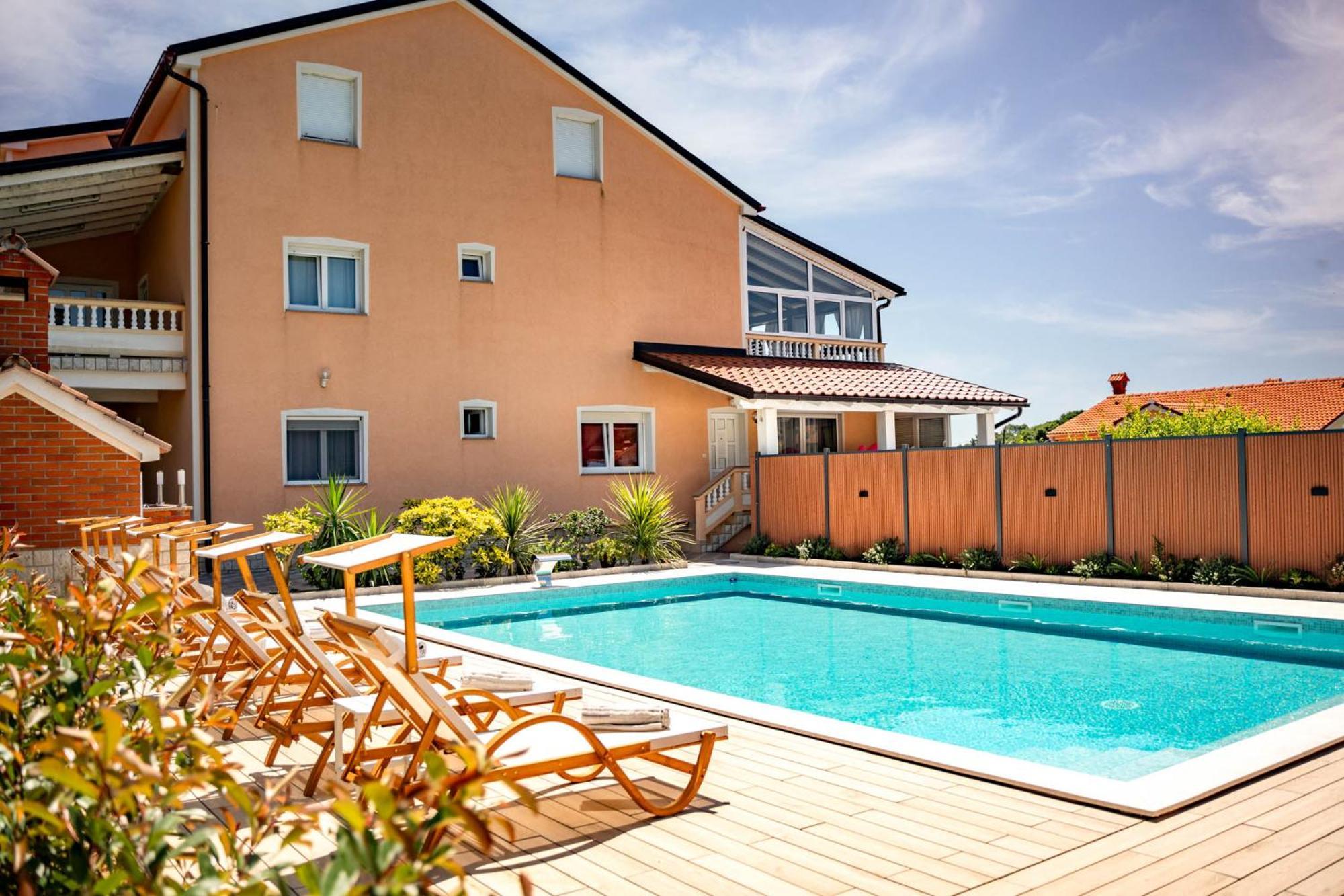 Foric Apartments With Outdoor Heated Pool Rab Town Exterior foto